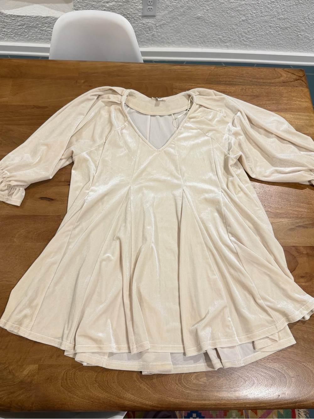 Umgee Cream Shimmer V-Neck Velour Swing Tunic with Ruffle Cuff - Size Large EUC